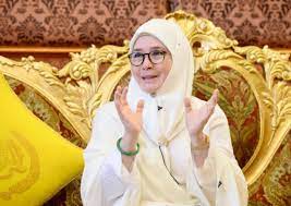 Among their issue are the present sultan of johor and the present queen of malaysia. Josephine Ruby Trevorrow