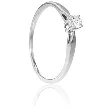 Plus discret que les solitaires ou bagues de type trilogie, l'anneau convient davantage aux femmes plus actives ou sportives qui ne portent pas spécialement de bijoux. Bague De Fiancailles Pas Cher Ocarat