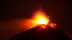 Stasera si è verificata una nuova, spettacolare eruzione sul vulcano con una intensa fontana di lava, accompagnata da. Etna Eruzione Spettacolare Immagini E Video Dell Evento La Stampa