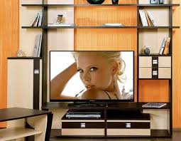 Tv'nin karşısındaki koltuğa oturduğunda göz hizandan tv'ye bir doğru çekersek. Tv Yi Duvara Monte Etmek Icin En Uygun Yuksekligi Hesaplar Oturma Odasi Yatak Odasi Ve Mutfakta Tv Duvara Hangi Yukseklikte Asilmalidir Duvardaki Standart Tv Yuksekligi