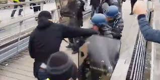 Visage découvert et bonnet noir sur la tête, l'ancien champion de boxe avait notamment été filmé en train de faire reculer un cordon de gendarmes mobiles à coups de poings, le 5 janvier, lors de. Gilets Jaunes A Paris L Homme Qui A Boxe Un Gendarme A Ete Identifie