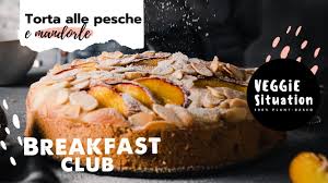 Versare l'impasto per la torta morbida di pesche e mandorle nella tortiera e infilare le fettine di pesca perpendicolarmente sulla superficie della torta. Torta Soffice Alle Pesche E Mandorle Youtube