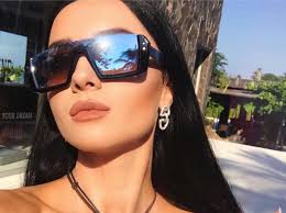 Victor VIP örhängen fashion design i rhodierat silver zirkonia stenar 3 cm