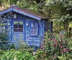 comment decorer son potager bassin sculpture cabane cabane jardin cabanon de jardin abris de jardin peints