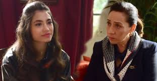He has a younger sister. Melek Hatalarinin Telafisini Ariyor