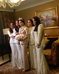 Cik puan julia aishah binti abdul rais, known professionally as julia rais, (born 19 february 1971) is a malaysian former model and actress. Che Puan Julia Rais Terkini Biodata Julia Rais Isteri Kedua Agong Tengku Abdullah Sultan Pahang Laman Gosip Dan Informasi Terkini Ini Biodata Penoh Puteri Julia Rais Ramai Yan Kriminhka