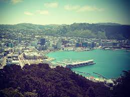 The capital city is wellington and the largest urban area auckland. Wellington Uj Zeland Fovarosa Egy Szeretheto Kisvaros Mertutaznijo Eupolisz Ujzeland Wellington Harbour Mert Utazni Jo