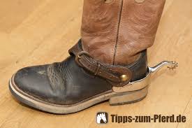 Must have für westernreiter/innen als nettes gadget für den schlüsselbund. Sporen Anlegen So Geht Es Richtig Klassische Und Anstecksporen Tipps Zum Pferd