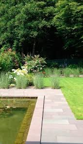 Klassischer Hausgarten Mit Teich Und Grosser Terrasse Aus Naturstein Garten Haus Und Garten Grosser Garten