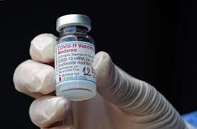 A participant in moderna's vaccine trial received a nose swab at a hospital in miami.credit.taimy alvarez/associated press. Moderna Afirma Que Sua Vacina Contra Covid 19 Tem 96 De Eficacia Em Adolescentes Jovem Pan