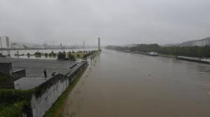 Az groeninge en enkele zaken pottelberg onder water, auto's stranden onder tunnel. Yrlxfygtq9h8pm