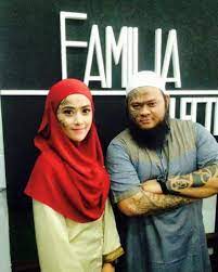 Forum dipengerusikan oleh ustaz azhan ishak dan 2 ahli panel iaitu saudara abang long fadhil singapore dan ustaz yusof. On Twitter Siapakah Wanita Sebelah Abang Long Fadhil Tu Ini Keterangan Dan Kisah Sebenarnya Jangan Salah Sangka