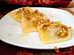 Mentre l'impasto riposa, tagliate grossolanamente il radicchio, lavatelo, sbollentatelo per fargli perdere l'amaro, in acqua bollente per un paio di minuti. Ravioli Gorgonzola E Radicchio In Salsa Di Noci Di Pensieri E Fornelli