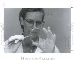 1992 Press Photo Helene Marshall Biotechnology Tech Streaks Bacteria