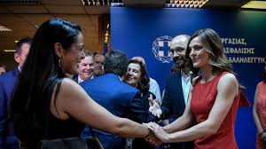 Ανακοίνωση σχετικά με τις πρωινές της δηλώσεις ότι «θα απολύονται όσοι υπάλληλοι δομών αρνούνται να εμβολιαστούν έπειτα από την υποχρεωτική άδεια», εξέδωσε η υφυπουργός εργασίας δόμνα μιχαηλίδου. Fwtografies Ola Ta Flas Sthn Domna Mixahlidoy Kai Thn Efh Axtsiogloy