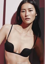 Chân dài giàu nhất châu Á gây nhức mắt với bikini hàng hiệu