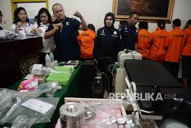 Menggugurkan kandungan bisa dilakukan dengan menggunakan pil aborsi. Polisi Ungkap Klinik Aborsi Di Jakpus Republika Online