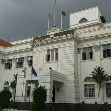 Sultan johor, sultan ibrahim iskandar mahu kerajaan persekutuan supaya meneruskan rayuan terhadap keputusan mahkamah tinggi yang membenarkan penggunaan kalimah allah dan tiga perkataan lain dalam penerbitan penganut. Fotos Bei Mahkamah Tinggi Johor Bahru Jalan Dato Onn