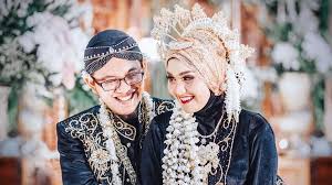 Padahal, sudah banyak sekali referensi baju . Rias Pengantin Jawa Sarat Makna Kini Dapat Dipadukan Dengan Hijab Gitacinta Com