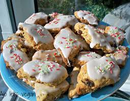 Papassini, pabassinos, pabassinas o papassinos, ricetta dei tipici biscotti sardi con uvetta, glassati e decorati per ognissanti (anche senza glutine). Papassini Vegan Italian Vegan Way Of Life