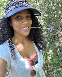 Qui a le plus beau collier du monde? Il m'a été offert par les  Mousquetaires lors de notre dîner avant les vacances d'été .. mon cadeau  d'anniversaire avant l'heure.. Trop contente 🙂