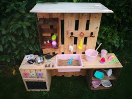 matschkuche selber bauen selber bauen paletten kinderkuche selber bauen obstkisten