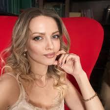 Anna Cherry's Instagram, Twitter & Facebook