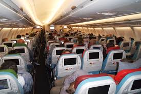 Tentu saja boleh, namun tidak semua kondisi ibu hamil aman untuk terbang. Foto Orang Naik Pesawat