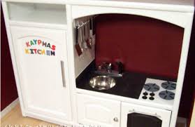 25 Objets Du Quotidien A Transformer Pour Le Bonheur De Vos Enfants Cuisine En Bois Enfant Cuisine Enfant Cuisinette Enfant