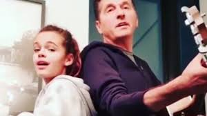 Teo mammucari, per la sua burla, ha voluto usare questo stesso modus operandi. Teo Mammuccari E La Figlia Julia L Esibizione In Coppia Fa Il Pieno Di Like