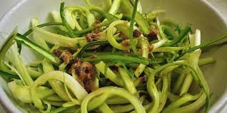 La pasta con le puntarelle cotte è un primo piatto che sprigiona tutti i suoi sapori grazie all'aggiunta le puntarelle sono un ortaggio poco utilizzato nel nord italia ma divenute così famose grazie a una. La Ricetta Puntarelle Alla Romana La Valle Delle Albicocche