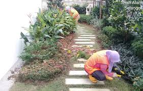 Perlu penataan yang baik sehingga halaman belakang dapat dimaksimalkan dengan baik meski ukurannya kecil ataupun besar. Servis Kemas Halaman Rumah Landscape Maintenance Home Furniture Gardening On Carousell