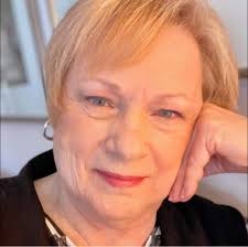 Meryl Streep in THE DEVIL WEARS PRADA 2006. A smart but sensible new  graduate lands a job as an assistant to Miranda Priestly, the demanding  editor-in-chief of a high fashion magazine. On