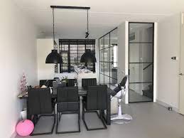 industrialworks nl de muur tussen de hal en de keuken vervangen voor een glazen wand wat erg veel licht en ruimte interieur woonkamer wanden deuren interieur