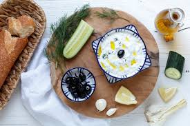 Griechisches Tsatsiki Ganz Einfach Selbstgemacht Emmikochteinfach Rezept Leichtes Abendessen Rezepte Griechisches Essen Selbstgemacht