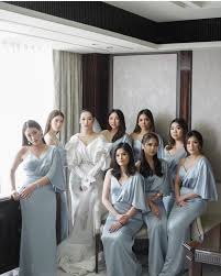 Kalau dibandingkan dengan bahan satin yang lain secara fisik kain satin ini agak berat, kaku dan mengkilap di sisi luarnya saja. Model Baju Kain Satin Penggambar