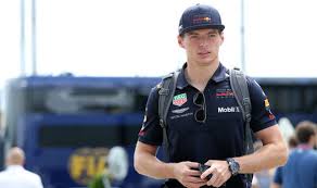Come succede ogni anno, tutti i membri del team red bull sono invitati alla festa di natale a graz, in austria, per celebrare la fine dell'anno nell'hotel gestito da helmut marko. Max Verstappen Red Bull Boss Responds To Carlos Sainz Speculation F1 Sport Express Co Uk