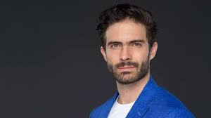 detlnovelas 🌎 على X: "#HoyCumpleaños el actor @osv_benavides aquí en  fotografía de la telenovela #AQueNoMeDejas (2015) donde interpretó a  'Adrián Olmedo', el protagonista de la primera etapa de la historia  ¡Felicidades 🎉🎊🎂!