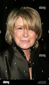 La personnalité de la télévision Martha Stewart assiste à un livre de  signature pour son nouveau livre, 'Martha Stewart's Cooking School: Leçons  et recettes pour la maison Cook' tenu au magasin Williams