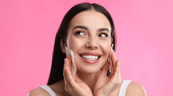 Facial serums and skincare ingredients for oily skin