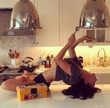 She may be a mom of two, but alec baldwin's wife hilaria always manages to find time for yoga, even if it means doing downward dog on the streets of new york in heels. Hilaria Baldwin Yoga In Allen Lebenslagen Gala De