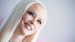 Still dating her boyfriend luca cordalis? Daniela Katzenberger Auf Instagram Die Blondine Mit Lustigem Foto Trick Stars