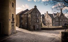 أدنبره هي مدينة قديمة ، لذا توجد في منطقة صغيرة العديد من أماكن الجذب السياحي. Download Wallpapers Edinburgh Scotland Old Town Gray Houses United Kingdom Besthqwallpapers Com Tolle Reiseziele Graue Hauser Altstadt