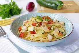 La pasta con zucchine e zafferano è un primo gustosissimo, 100% vegetale, colorato e leggero. Spaghetti Con Merluzzo E Zucchine I Profumi Della Mia Cucina