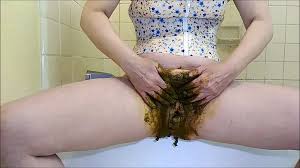 Teen scheißt ihre eigene Kot aus - Fäkalien Fetisch - Extreme Pornos jetzt online