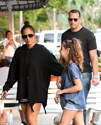 Jennifer Lopez And Alex Rodriguez Take All Their Kids For Ice Cream In 2020 Jennifer Lopez Outfits Jennifer Lopez Jlo