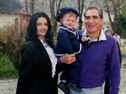 Dragostea dintre fostul premier petre roman și solista silvia chifiriuc a trecut testul timpului, având în vedere că sunt împreună de 17 ani și . Silvia Chifiriuc A FÄƒcut AnunÈ›ul Despre CÄƒsnicia Cu Petre Roman La 10 Ani De La NuntÄƒ N Am CÄƒutat NiciodatÄƒ SÄƒ