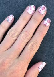 【einfach anzuwenden】drücken sie die folie auf die nägel, nachdem sie den farbigen lack aufgetragen. Schnell Einfach Und Lange Haltbar Was Ist Dran Am Hype Um Nagelfolie Faminino