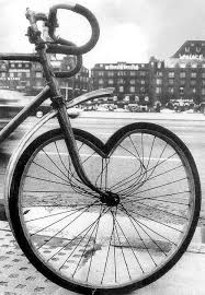 De L Amour En Velo Et Sur La Ville Https Labicycle Fr Art Velos Noir Et Blanc Velo Ville