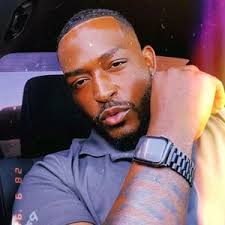 Dee Hendrix (@d.hndrrx)